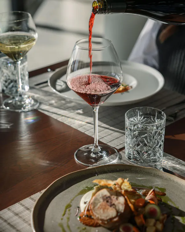stemware, tableware, drinkware, barware, alcoholic drink, wine glass