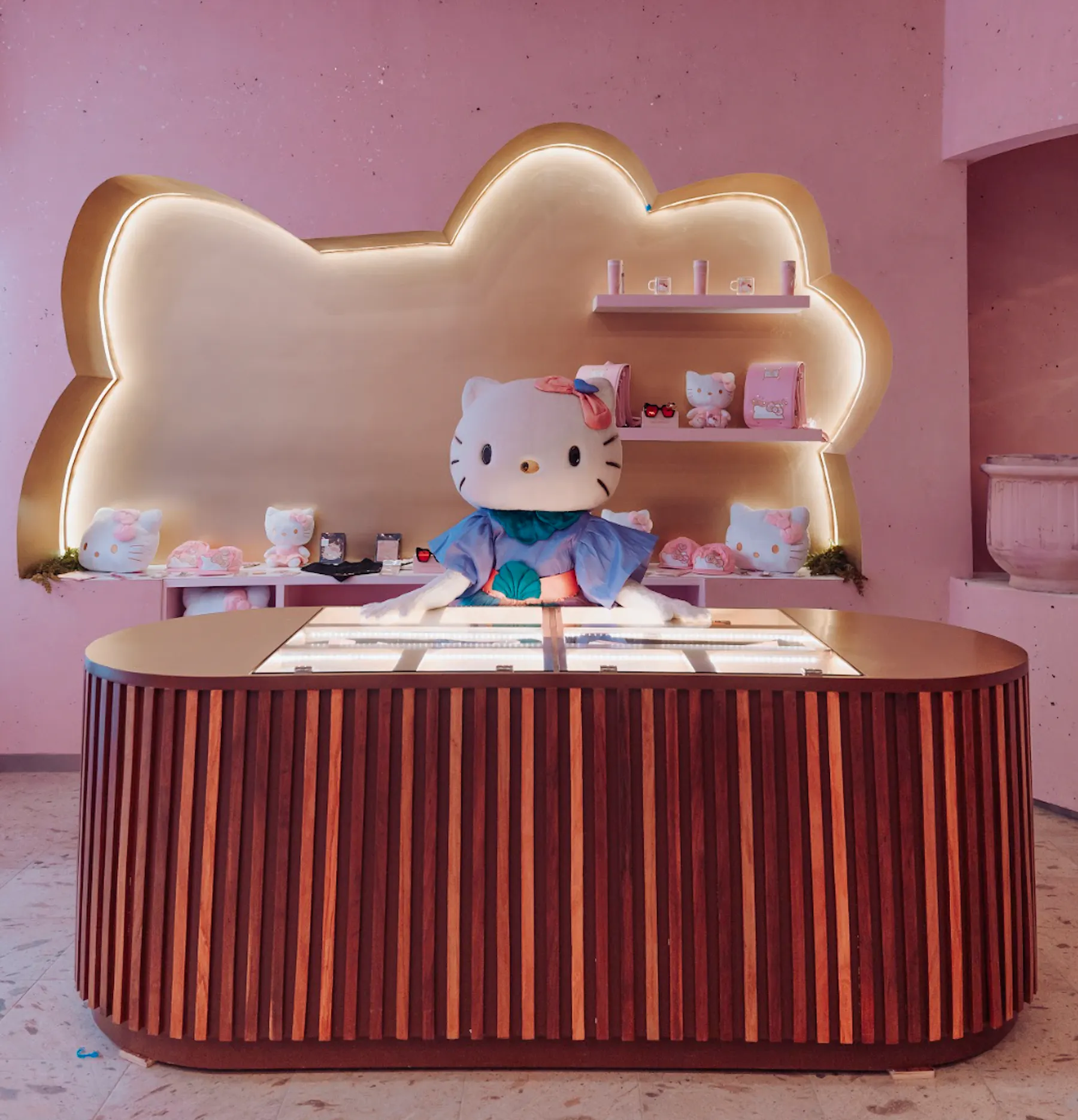 Hello kitty caf canc n canc n q r tock