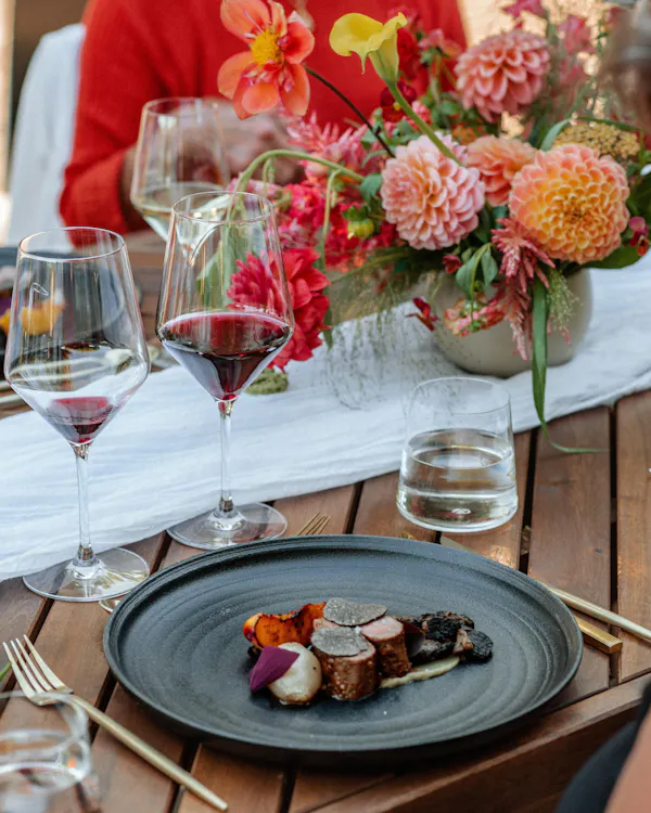 tableware, dishware, serveware, table, plate, drinkware