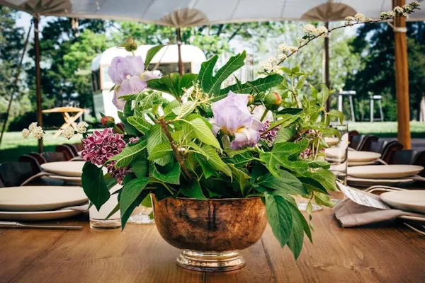 floristry, flower arranging, flower bouquet, spring, outdoor table, centrepiece