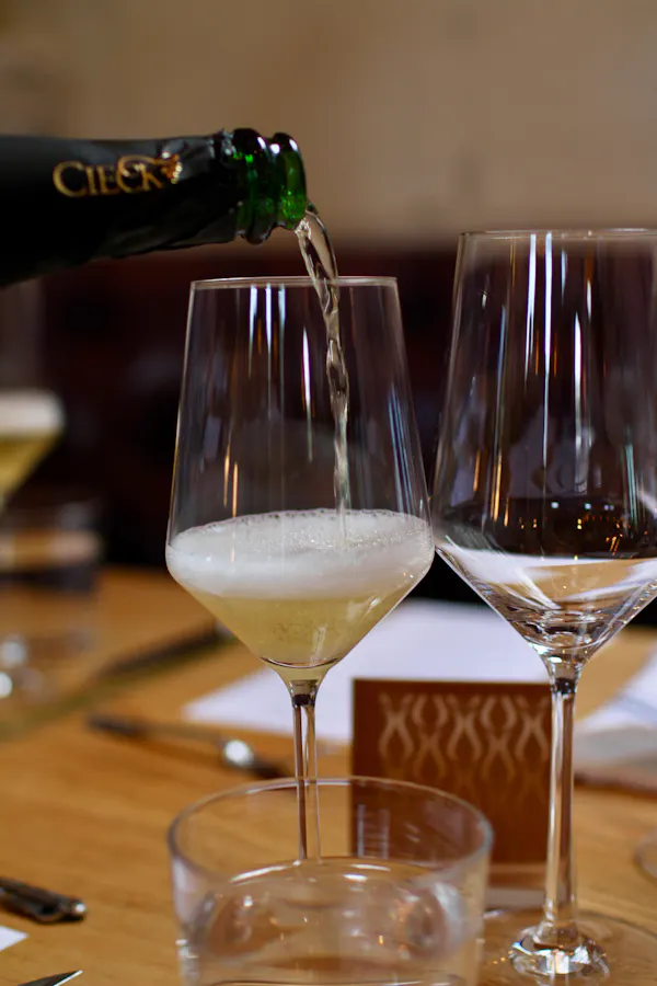 stemware, tableware, drinkware, wine glass, alcoholic drink, barware