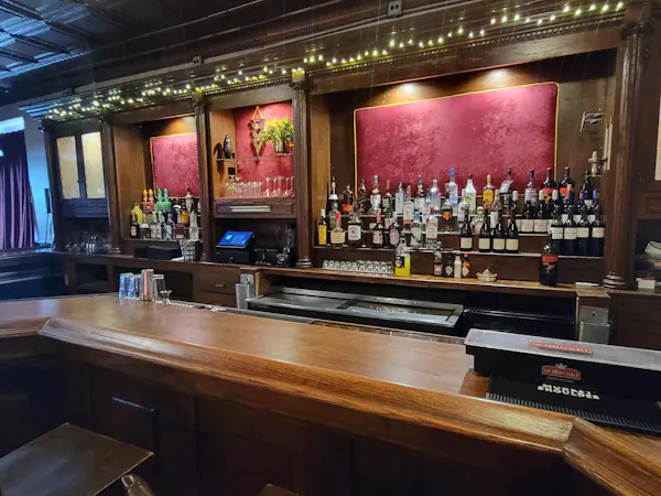drinking establishment, barware, countertop, drink, bottle, wood