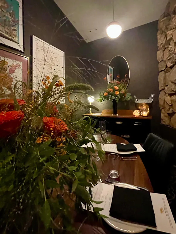 restaurant, serveware, dishware, glass, flowerpot, houseplant