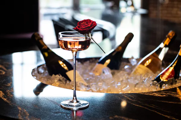 stemware, drinkware, tableware, alcoholic drink, barware, wine glass