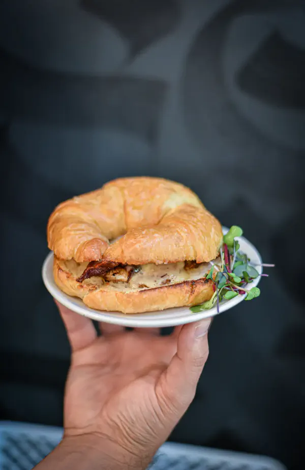 food, tableware, bun, sandwich, staple food, ingredient