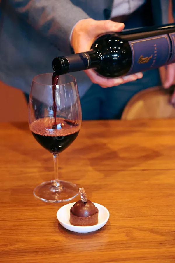 stemware, tableware, wine glass, drinkware, alcoholic drink, red wine