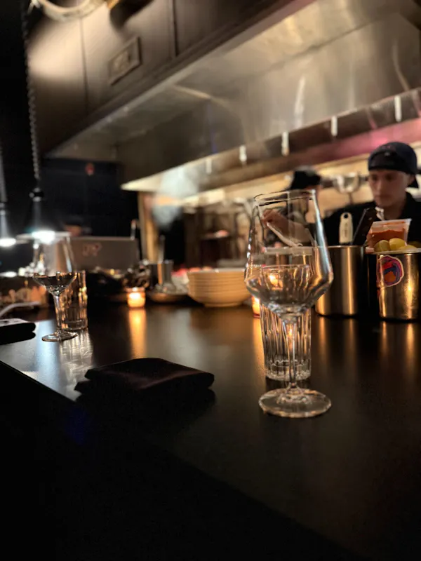 tableware, drinkware, barware, countertop, restaurant, drinking establishment