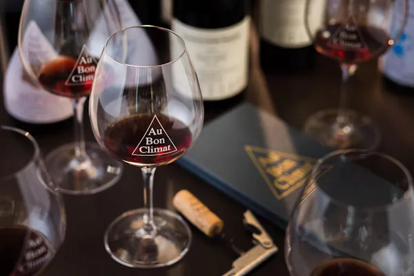 alcoholic drink, stemware, drinkware, alcohol, bottle, liquid