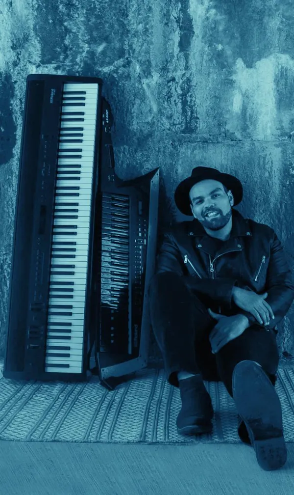 musical instrument, hat, musician, keyboard, piano, sun hat