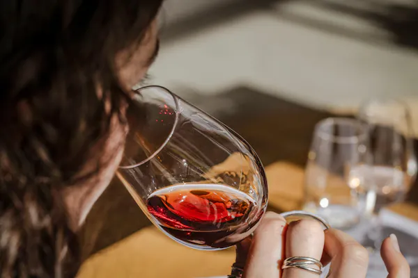 stemware, tableware, drinkware, wine glass, alcoholic drink, barware
