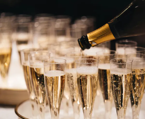 alcoholic drink, stemware, drinkware, tableware, champagne, barware