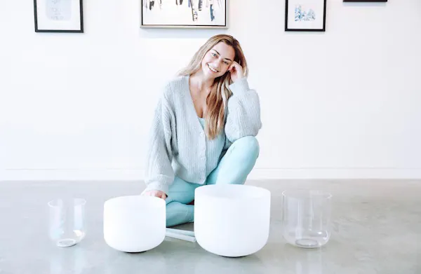tableware, drinkware, comfort, living room, serveware, couch