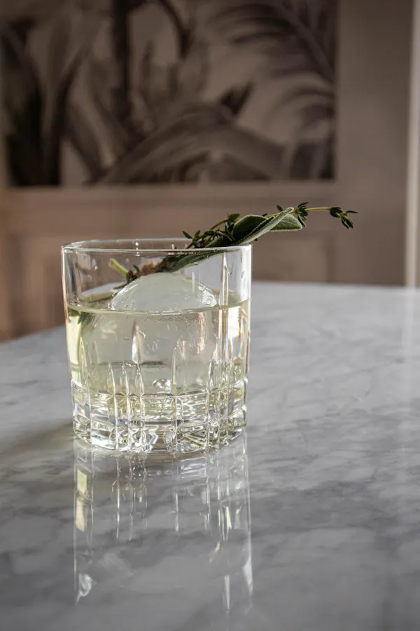 alcoholic drink, liquor, tableware, liquid, barware, drinkware