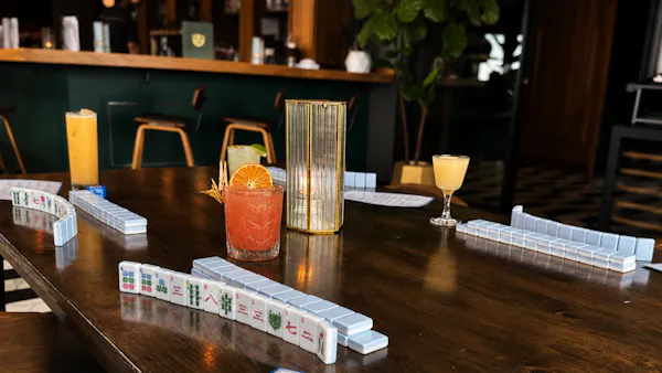 drinkware, barware, bar, pub, bottle, restaurant