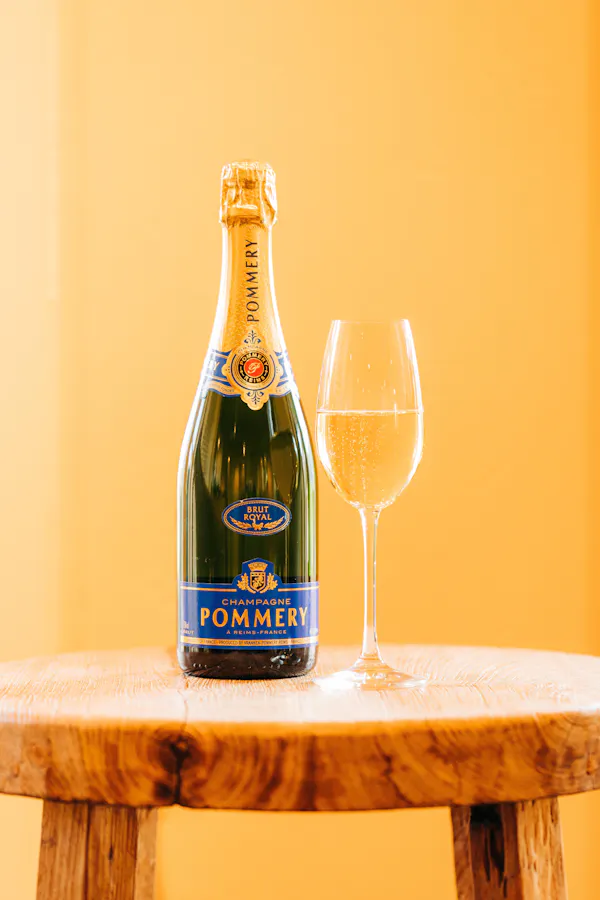 alcoholic drink, liquid, drinkware, alcohol, bottle, stemware