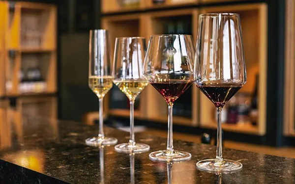 stemware, tableware, alcoholic drink, barware, drinkware, wine glass