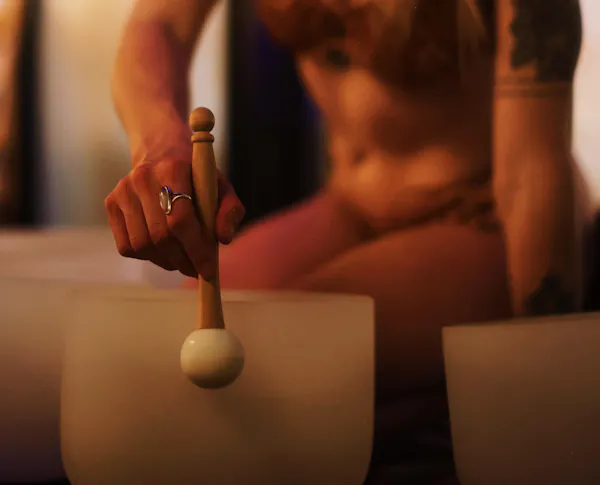finger, thumb, barechestedness, torso, abdomen, nail