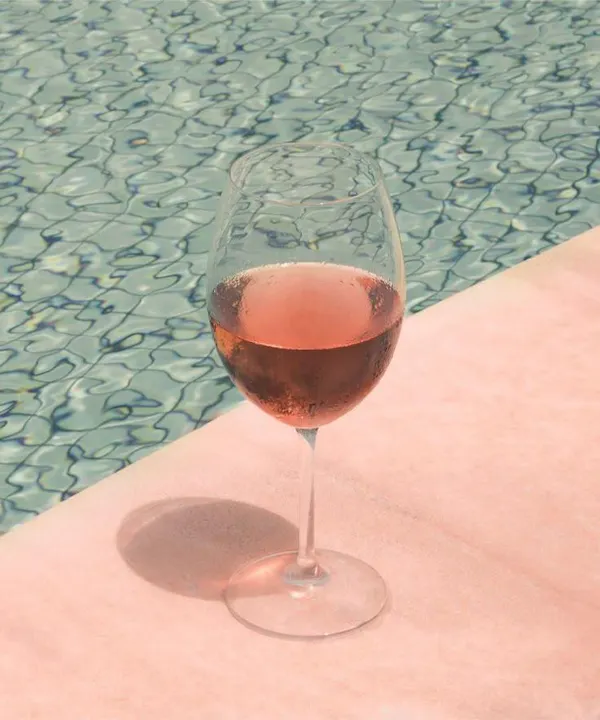 stemware, tableware, drinkware, alcoholic drink, wine glass, fluid