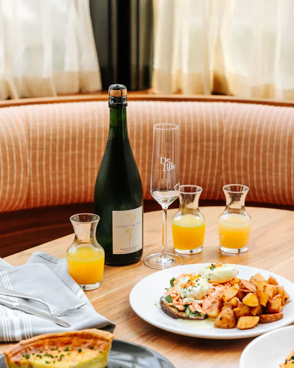 food, tableware, drinkware, ingredient, alcoholic drink, table