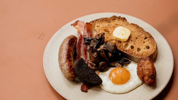 food, ingredient, tableware, breakfast, meat, bread
