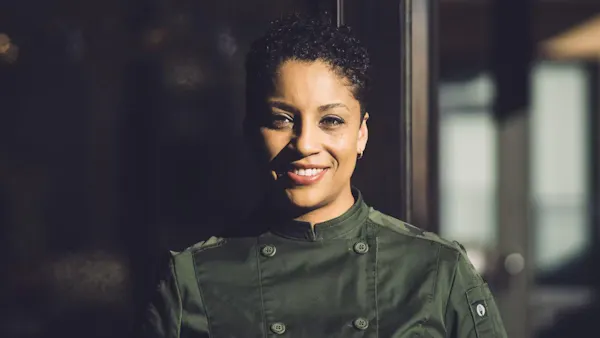 sleeve, smile, facial expression, collar, chef, uniform
