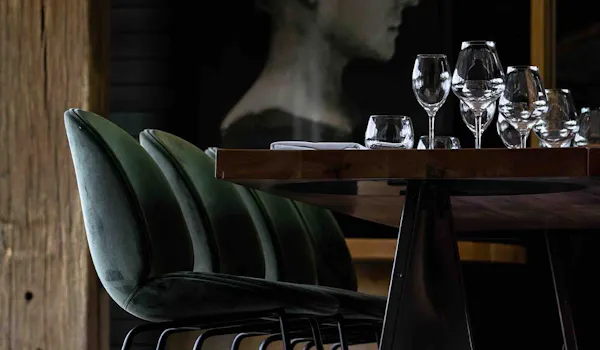 glasses, tableware, drinkware, flash photography, eyewear, table