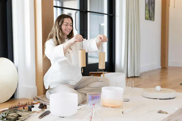 hand, wrist, comfort, nail, serveware, lamp