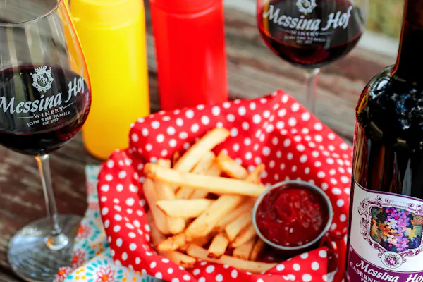 alcoholic drink, bottle, tableware, drinkware, liquid, food