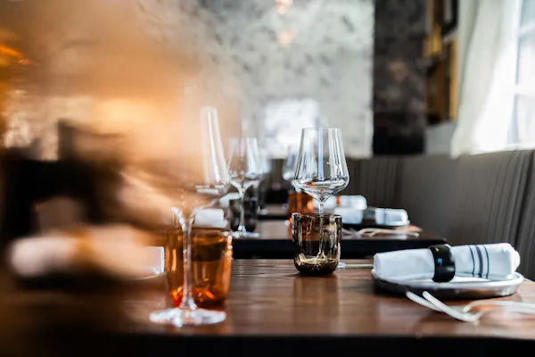 tableware, drinkware, barware, serveware, table, stemware