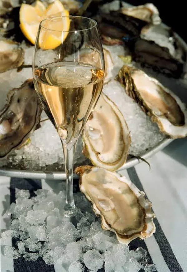 tableware, stemware, drinkware, alcoholic drink, liquid, barware