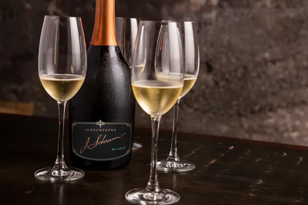 alcoholic drink, bottle, stemware, alcohol, drinkware, barware