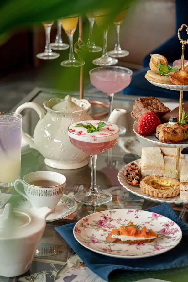 tableware, serveware, drinkware, dishware, table, plate