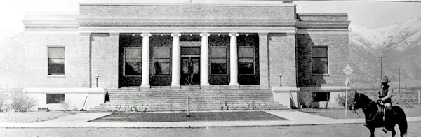 column, stairs, courthouse