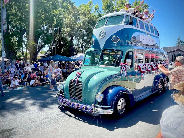mode of transport, motor vehicle, automotive exterior, event, crowd, public event
