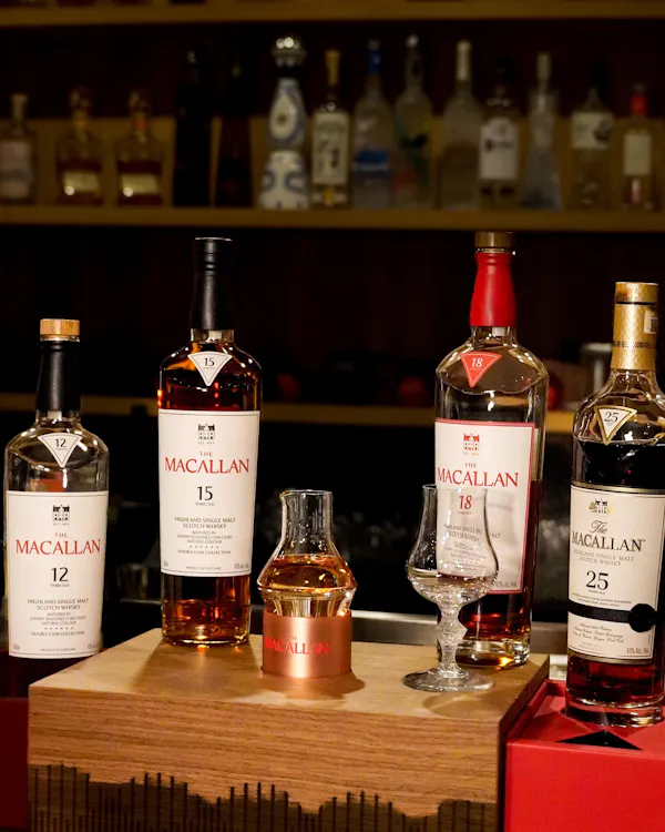 bottle, alcoholic drink, alcohol, liquor, liquid, glass bottle