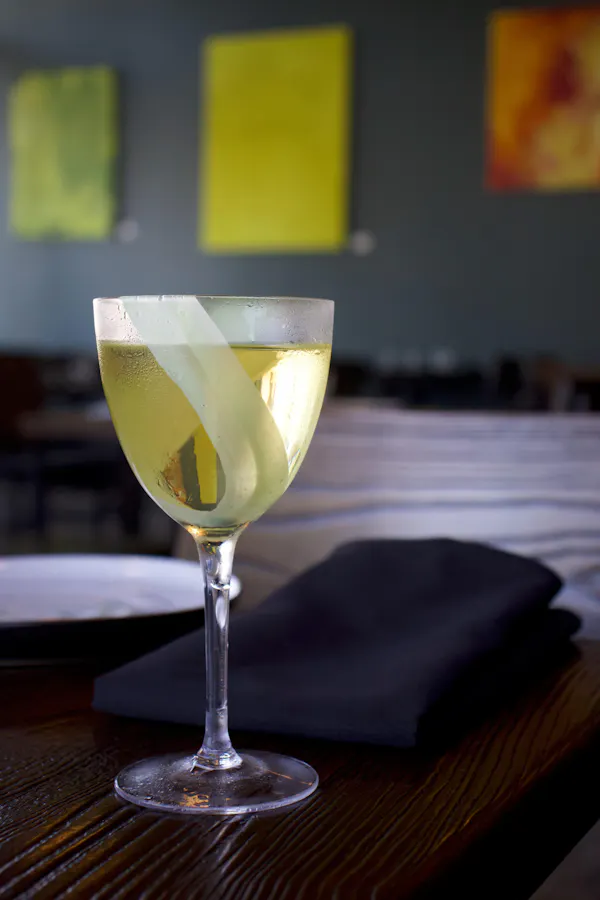stemware, tableware, alcoholic drink, drinkware, wine glass, barware