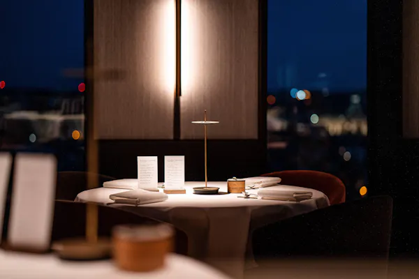 tableware, drinkware, tablecloth, restaurant, glass, serveware