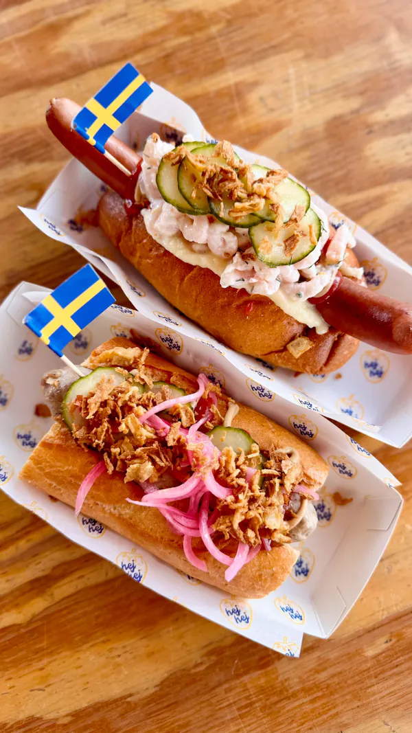 food, ingredient, finger food, fast food, tableware, hot dog bun