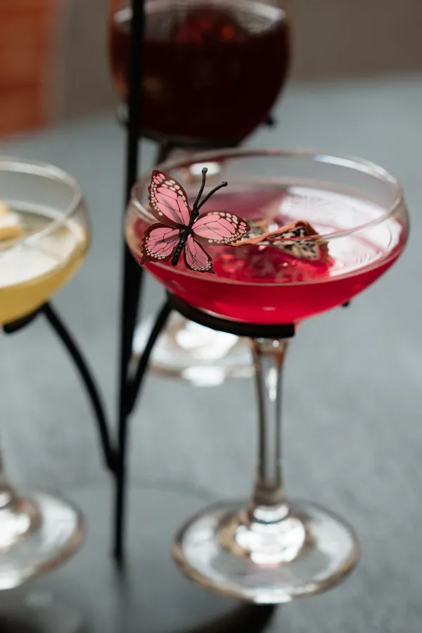 tableware, stemware, champagne glass, alcoholic drink, cocktail, wine glass