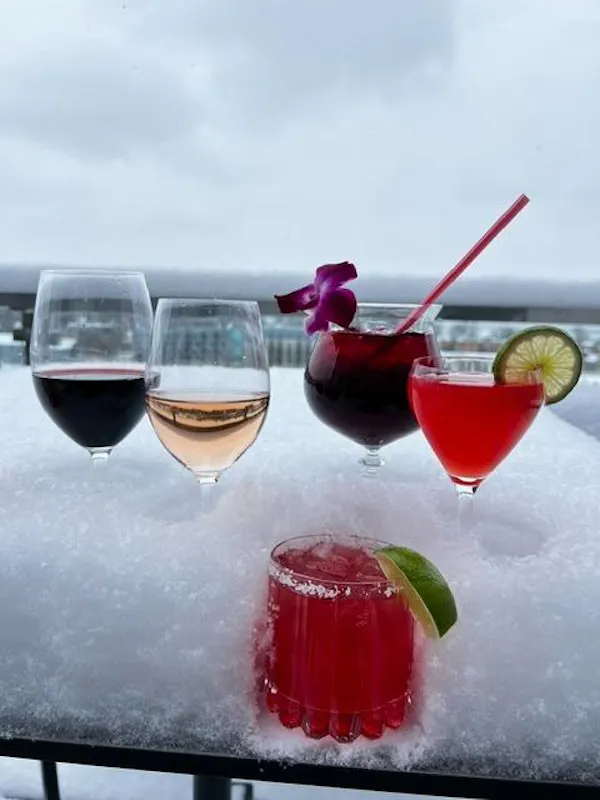 tableware, stemware, alcoholic drink, drinkware, liquid, champagne glass