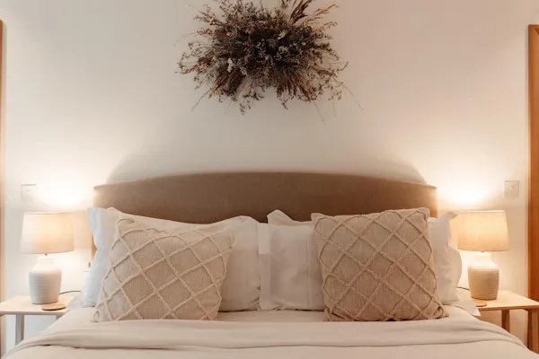 bed, furniture, bedding, bedroom, bed sheet, wall