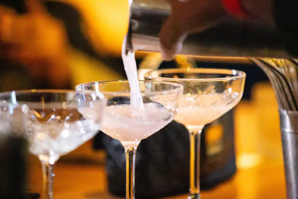 tableware, stemware, drinkware, alcoholic drink, liquid, barware