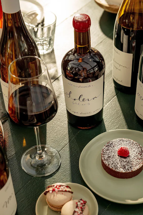 tableware, alcoholic drink, drinkware, barware, food, stemware