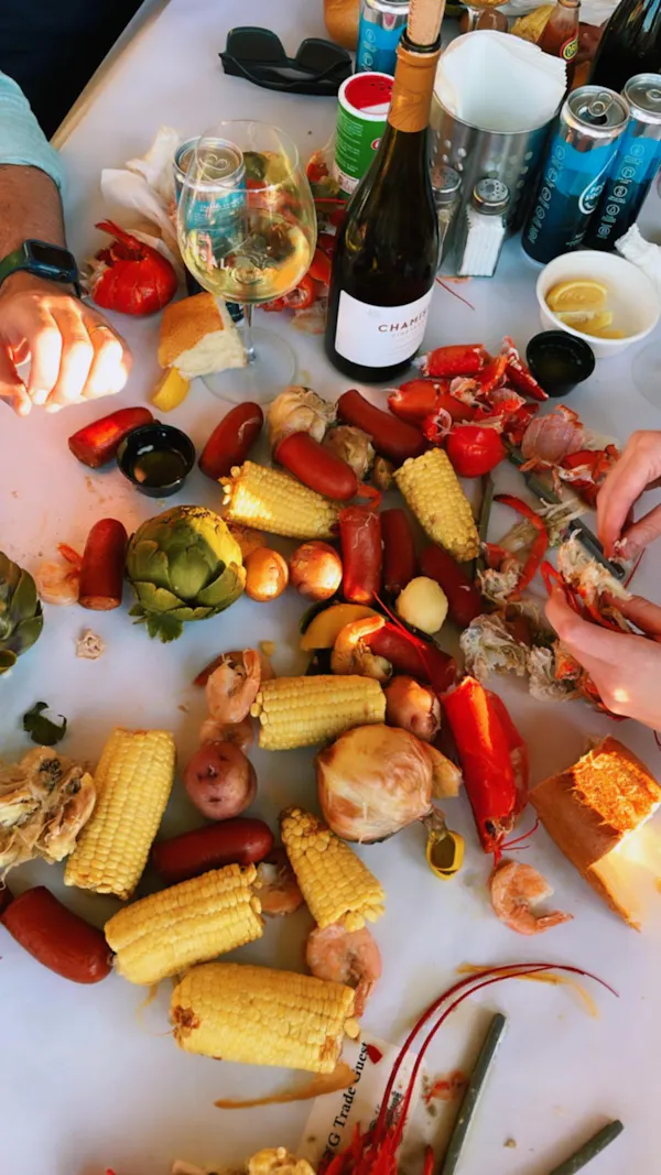 food, tableware, ingredient, corn kernel, corn on the cob, seafood boil