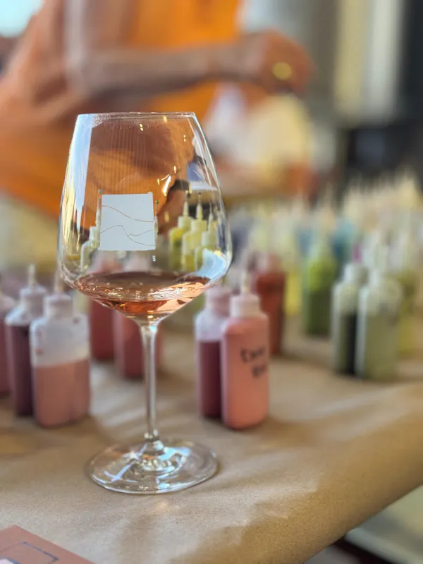 tableware, stemware, drinkware, alcoholic drink, barware, liquid