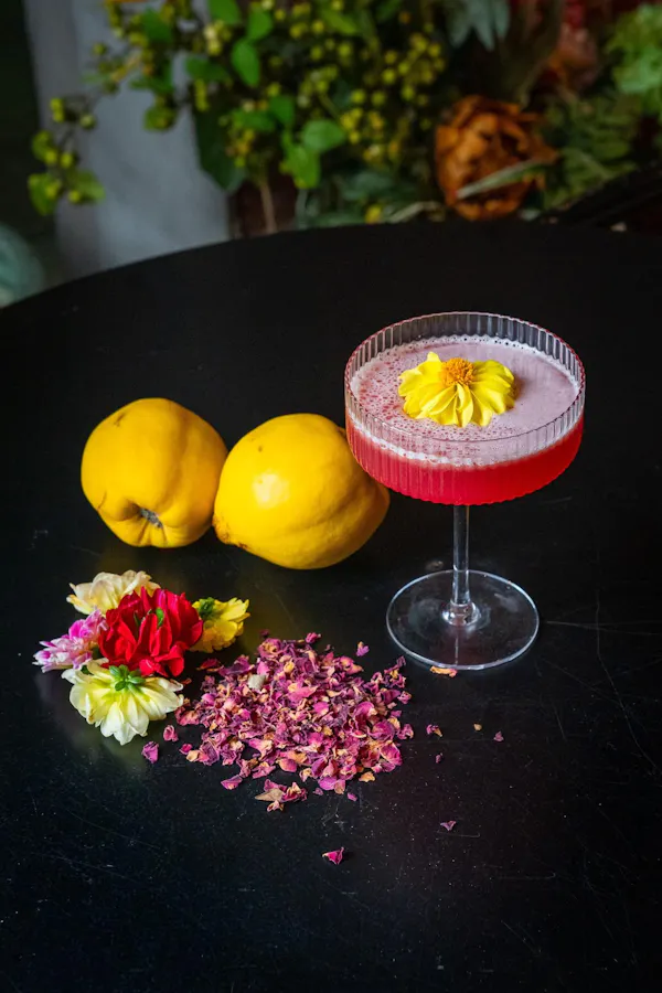 tableware, fruit, cocktail garnish, cocktail, food, alcoholic drink