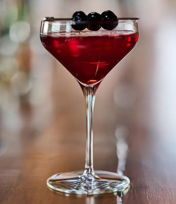 alcoholic drink, martini glass, tableware, liquor, cocktail, classic cocktail