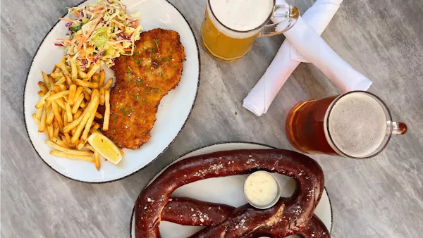 food, tableware, ingredient, fried food, beer glassware, alcoholic drink