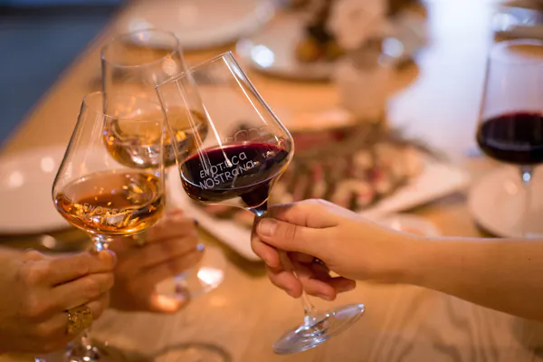 stemware, tableware, drinkware, wine glass, alcoholic drink, barware