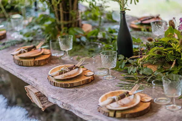 tablecloth, natural material, centrepiece, dishware, flower arranging, stemware